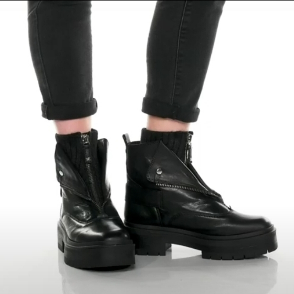 Edgy Sam Edelman Black Leather Chelsea Zippers Booties - Picture 9 of 12
